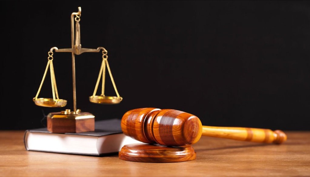 Justice-balance-marteau